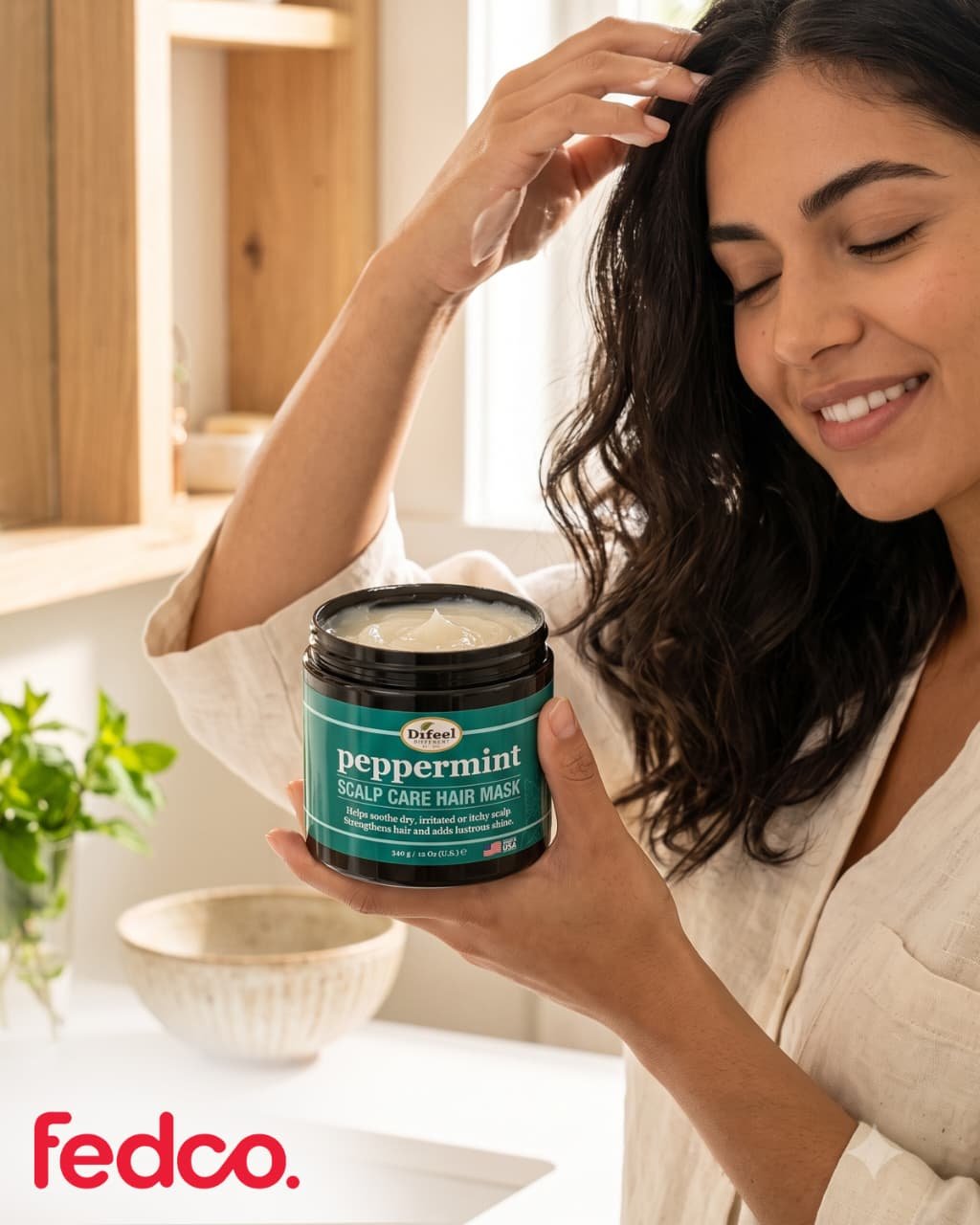Difeel Peppermint Scalp Care Hair Mask aplicada en el cuero cabelludo